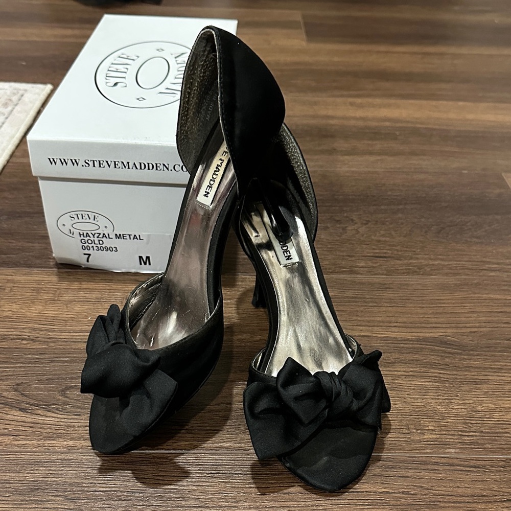 Steve Madden Black Heels with Bow Accent size 7